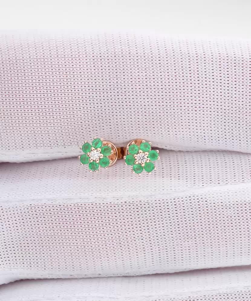 Kultakorvakorut smaragdeilla ja timanteilla