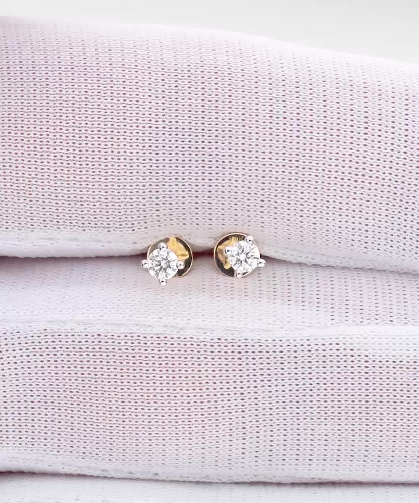 Keltakultaiset korvakorut timanteilla