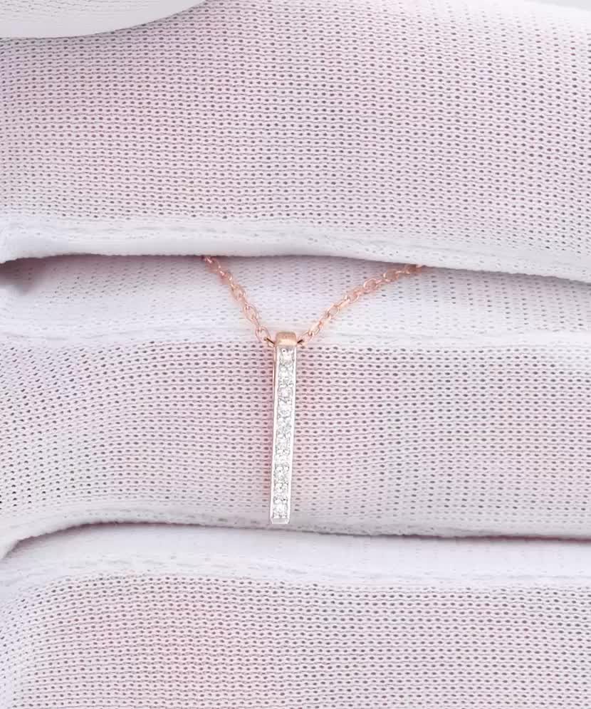 Kultainen ketju timanttiriipuksella