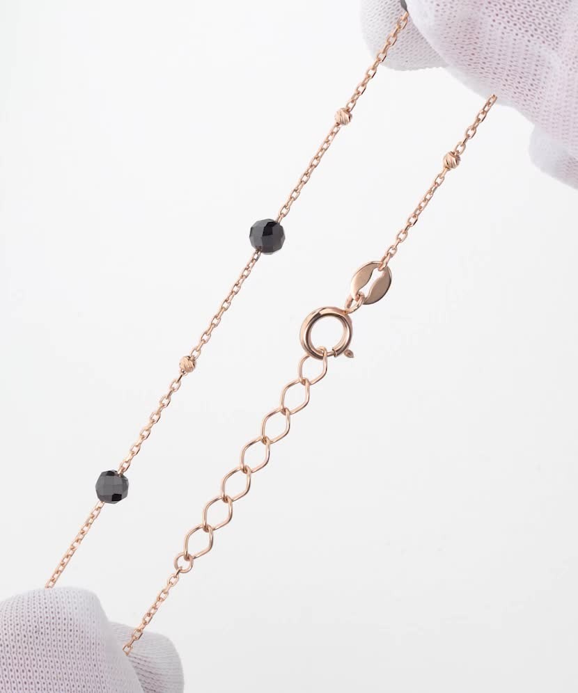 Kultainen rannekoru spinelleillä