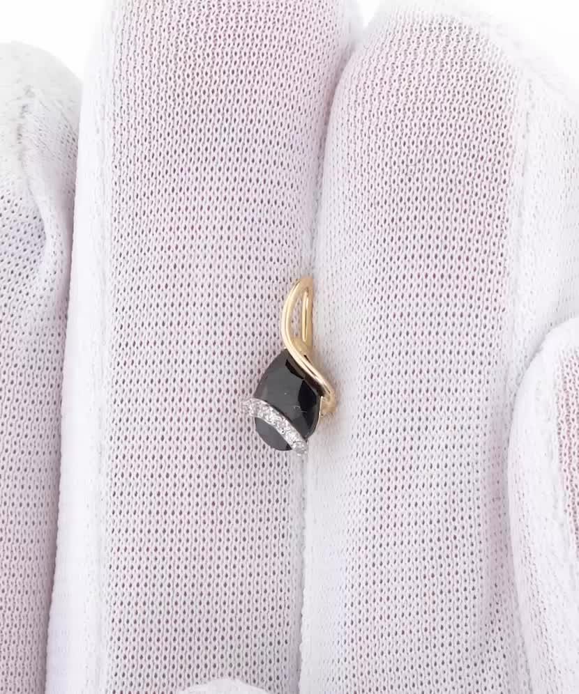 Yellow gold pendant with diamonds and onyx