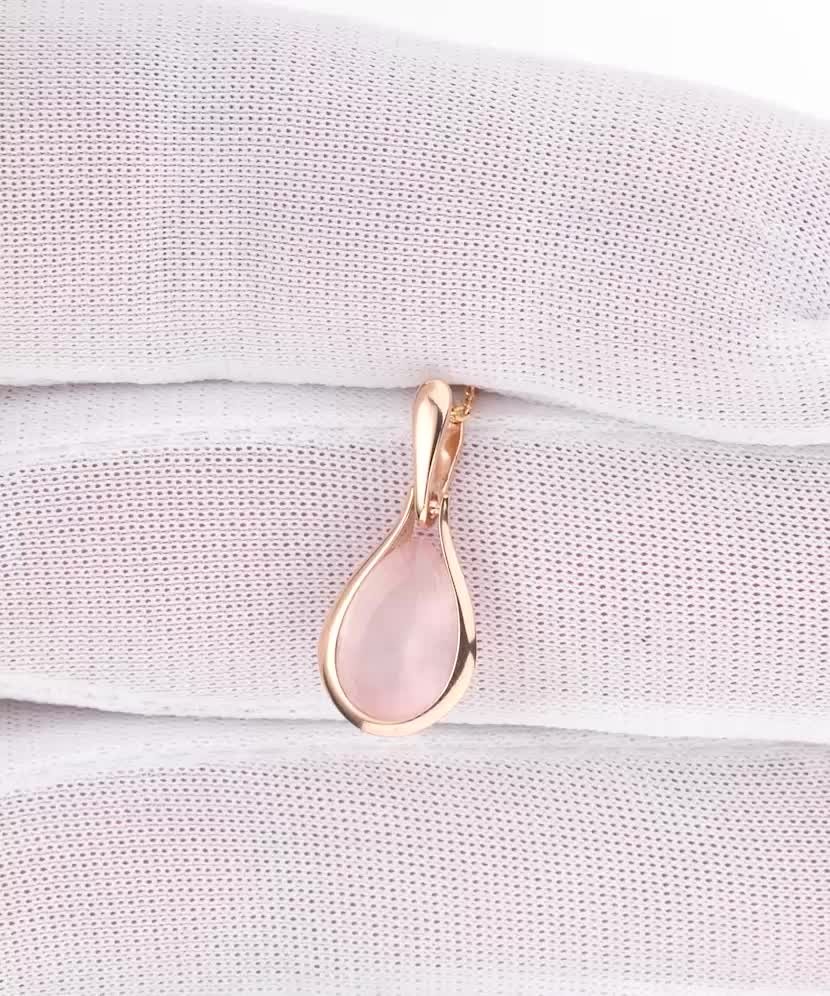 Gold pendant with rose quartz