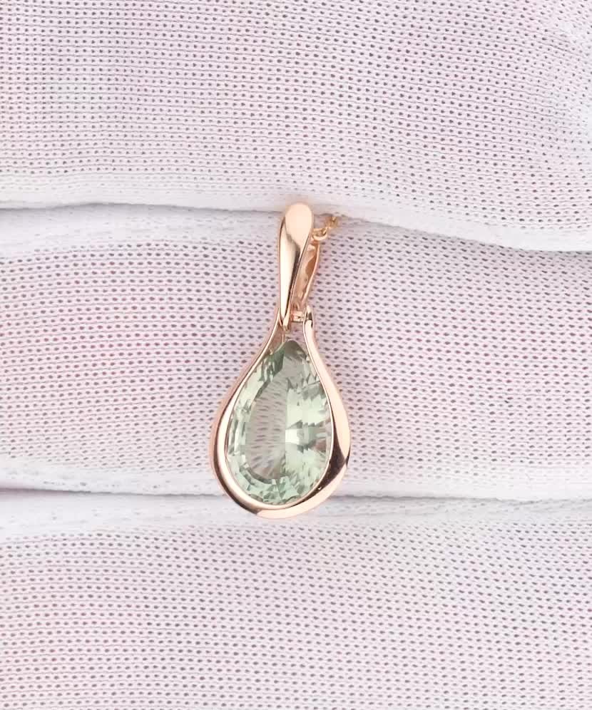 Gold pendant with green amethyst