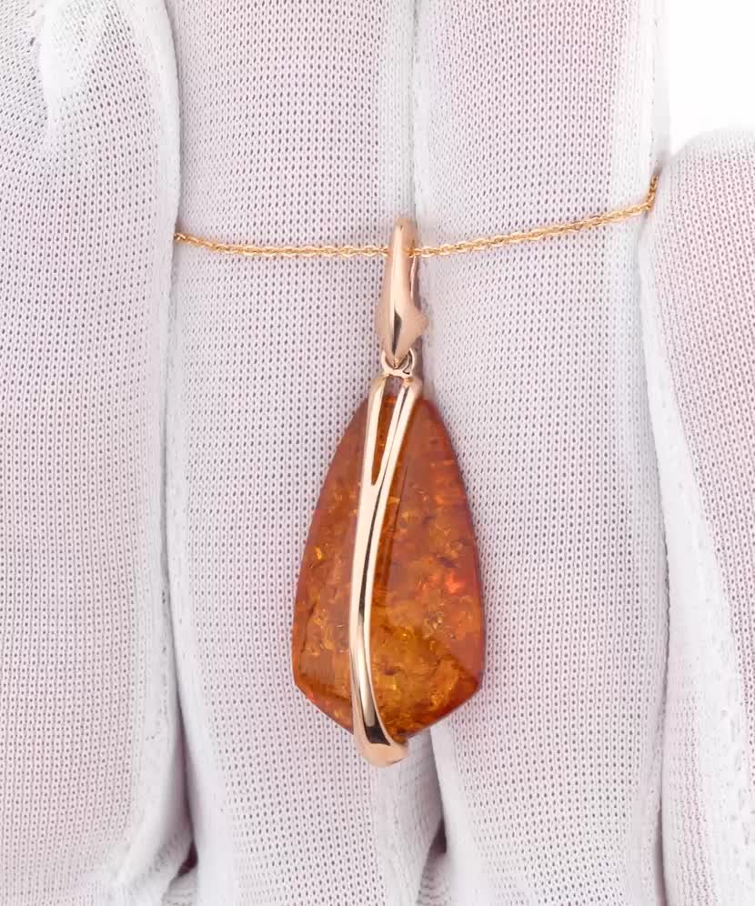 Gold pendant with amber