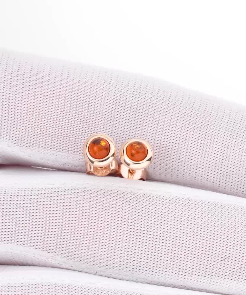 Gold earrings with amber
