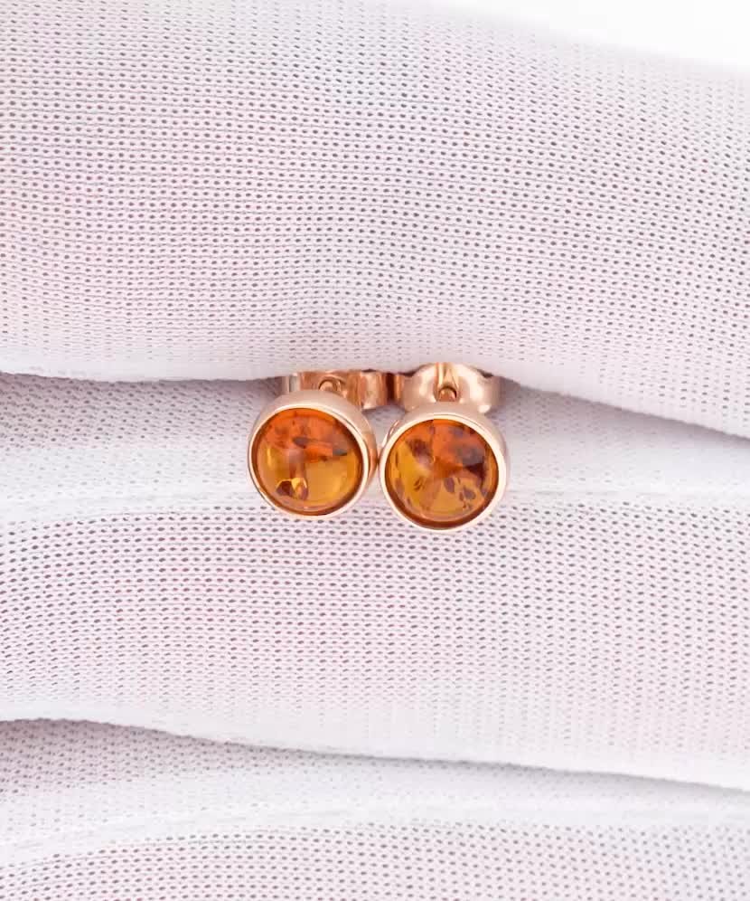 Gold earrings with amber