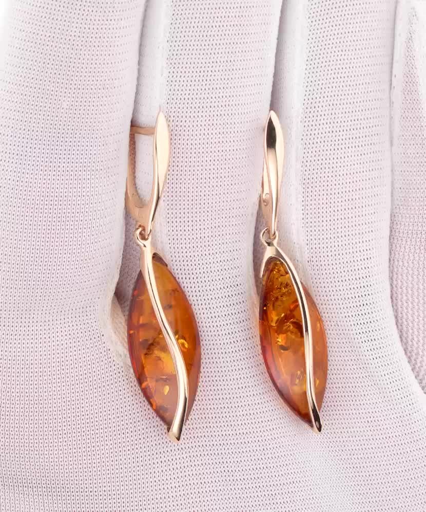 Gold earrings with amber
