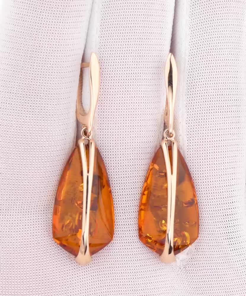 Gold earrings with amber