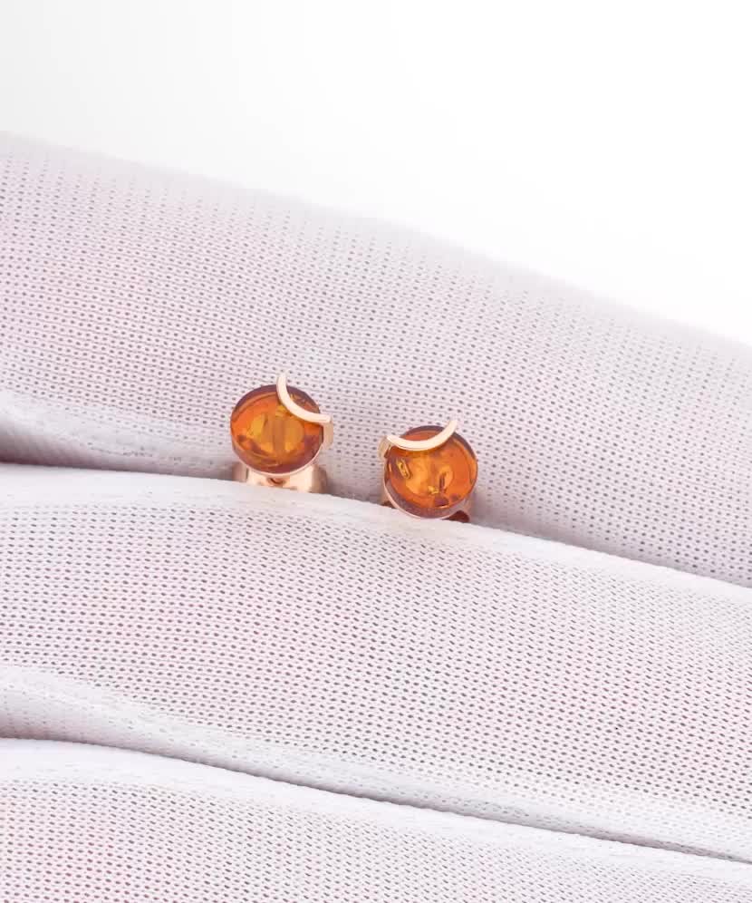Gold earrings with amber