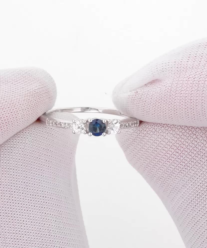 White gold ring with sapphire and diamonds
