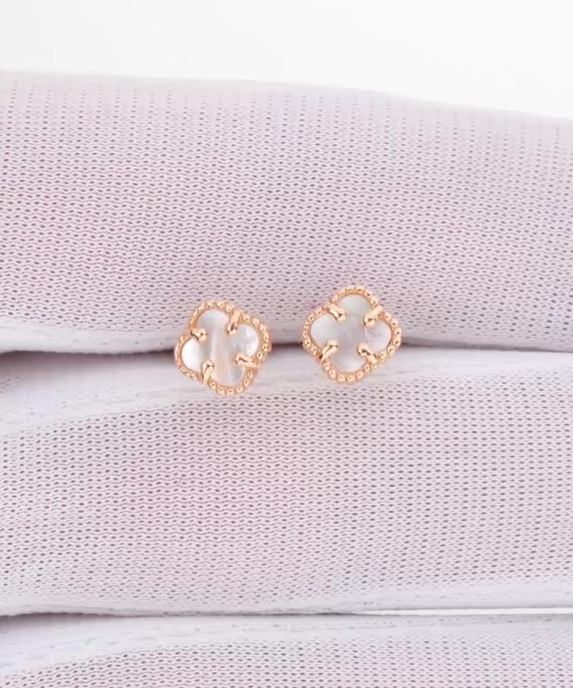 Gold earrings with nacre