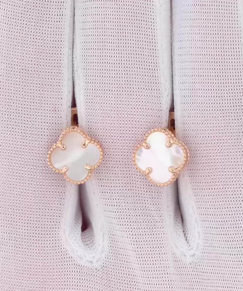 Gold earrings with nacre