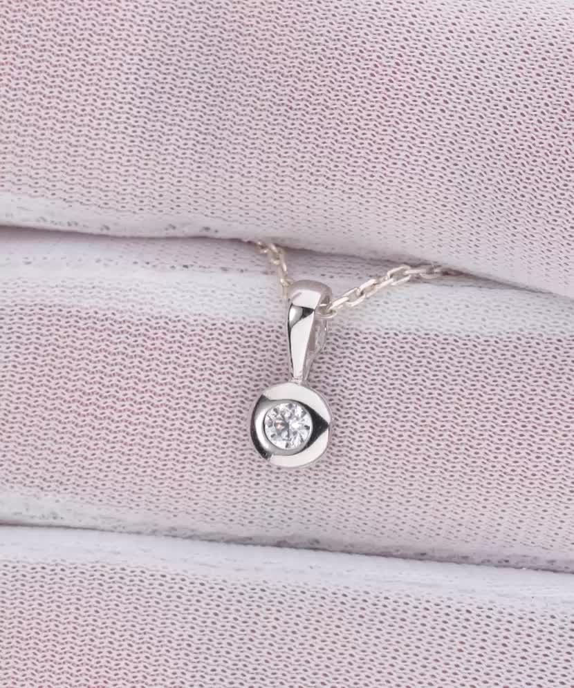 White gold pendant with zirconium