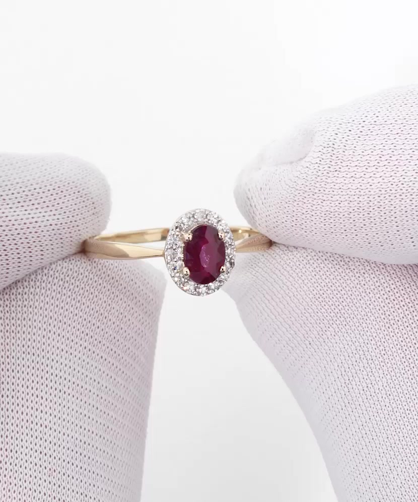 Yellow gold ring with diamonds and ruby