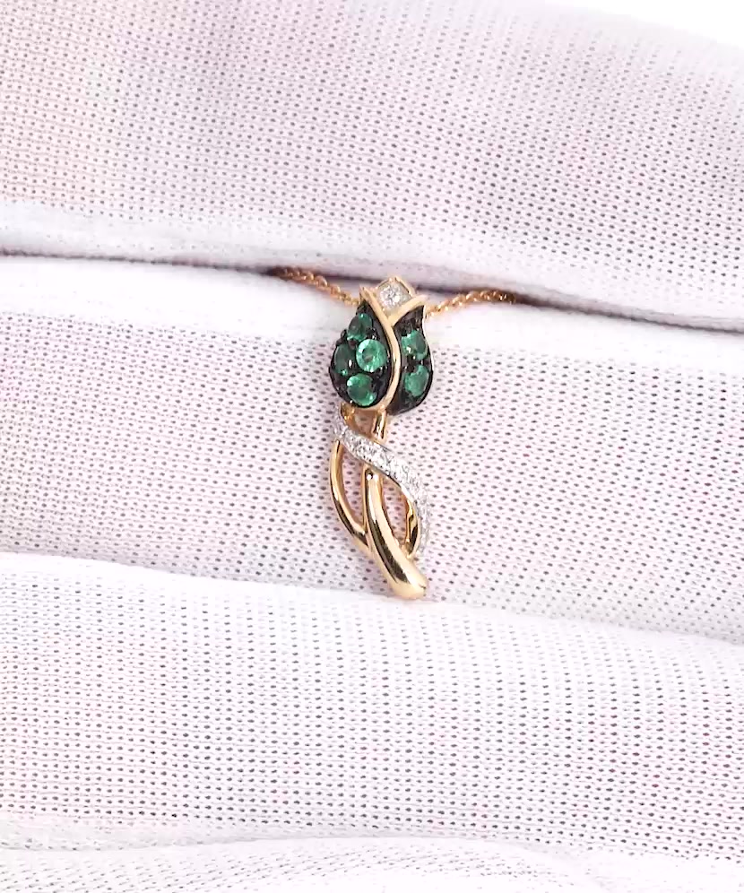 Yellow gold pendant with diamonds and emeralds
