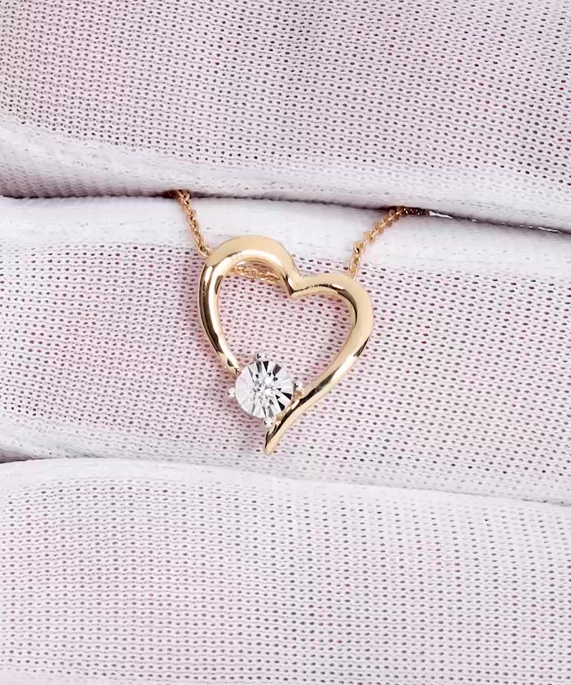 Keltakultainen riipus timanteilla