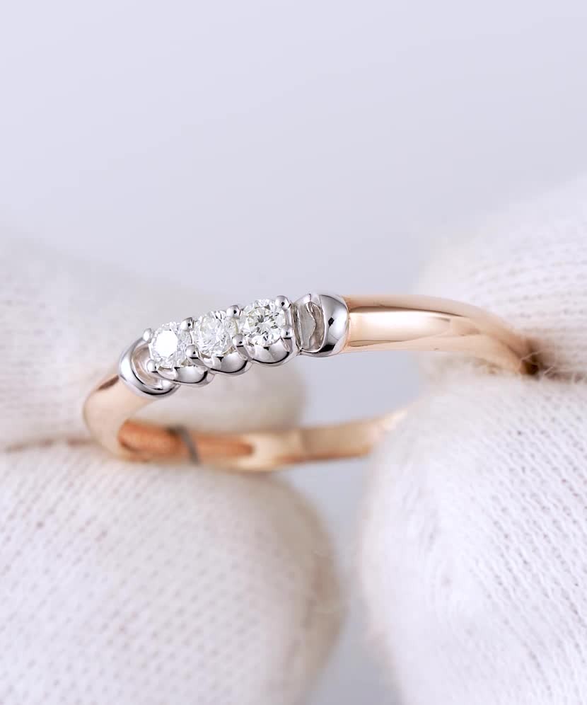 Gold ring with diamonds