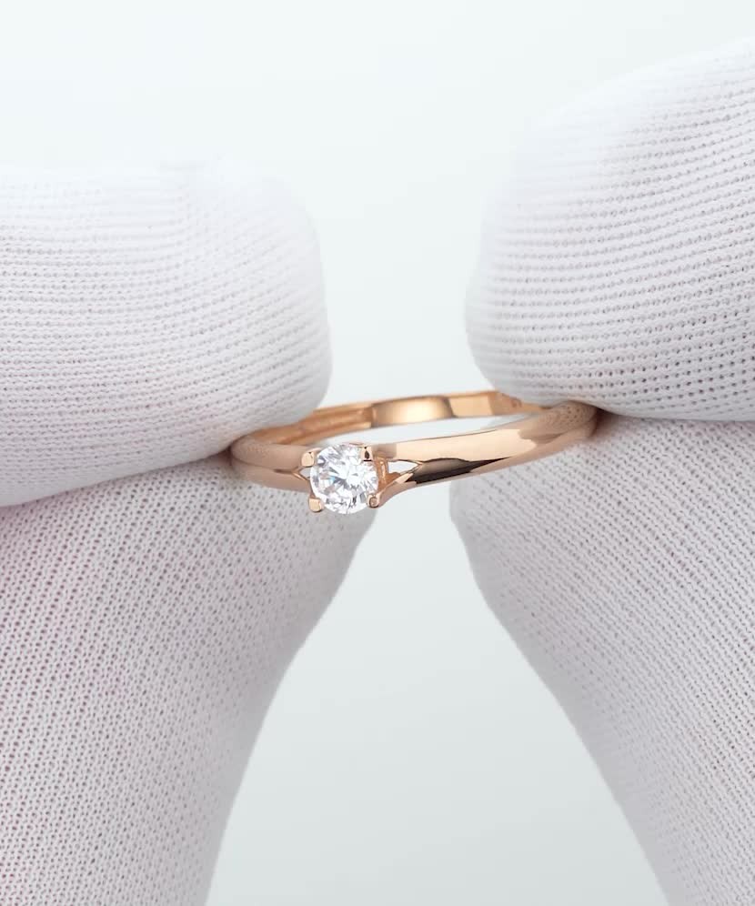 Gold ring with zirconium