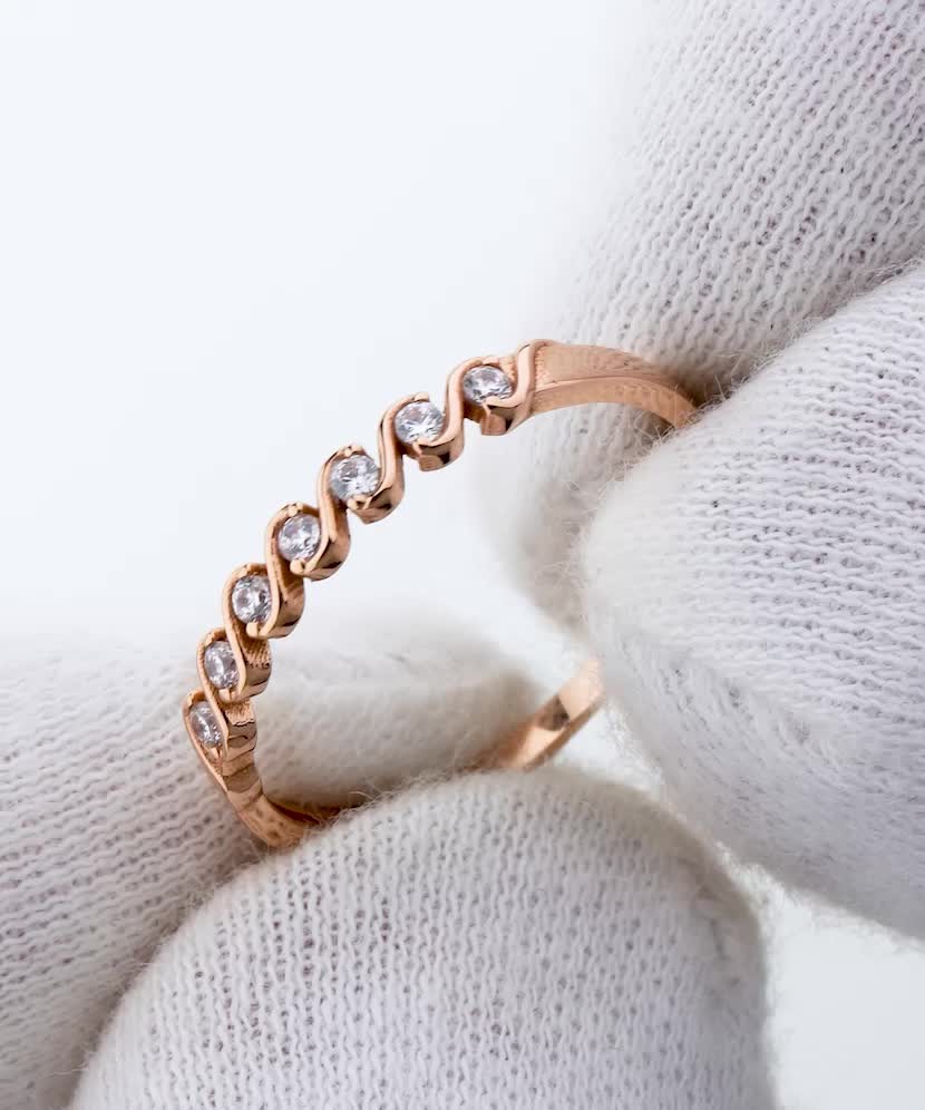 Gold ring with zircons