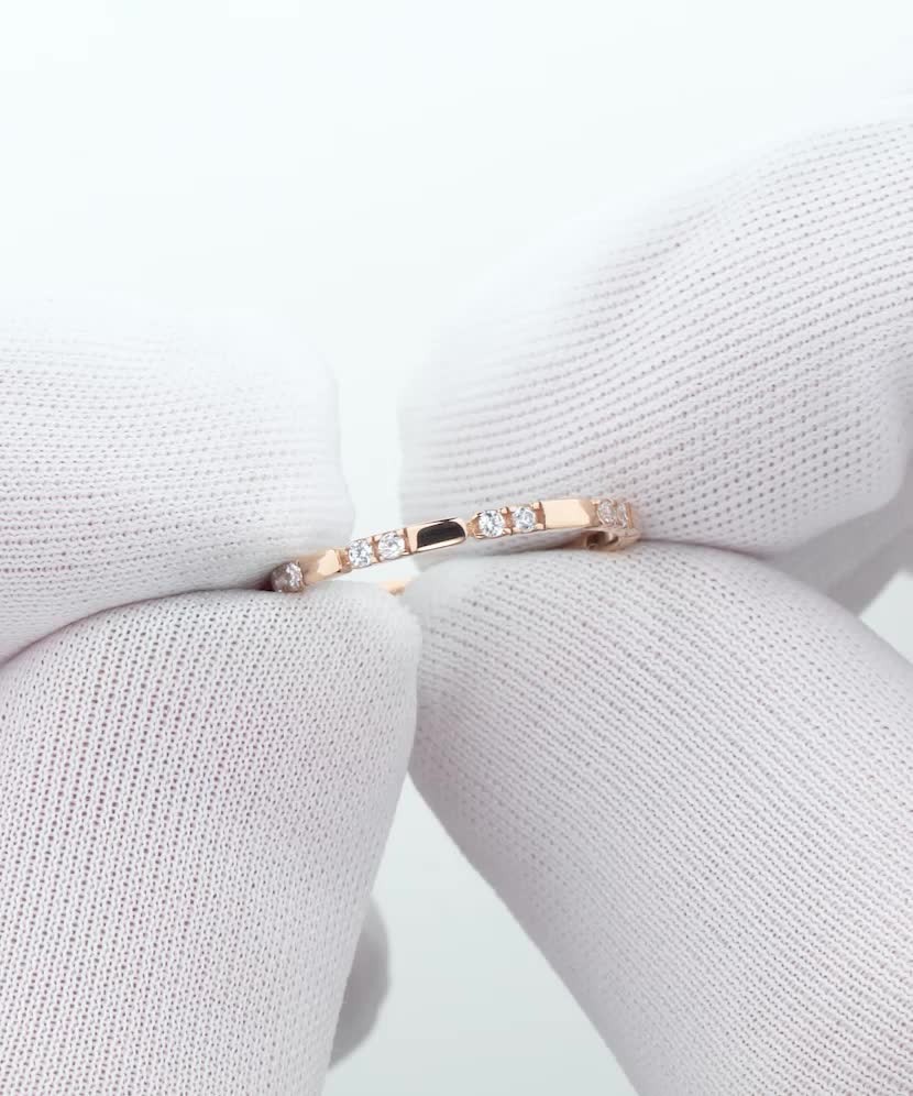 Gold ring with zircons