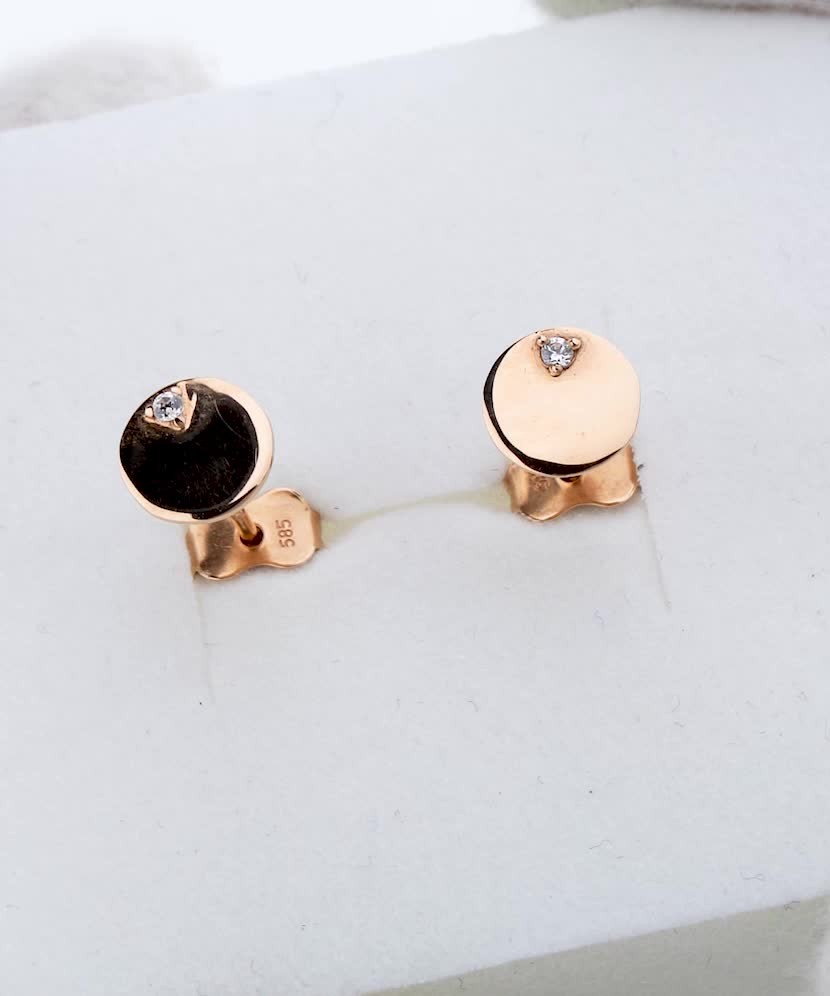 Gold earrings with zircons