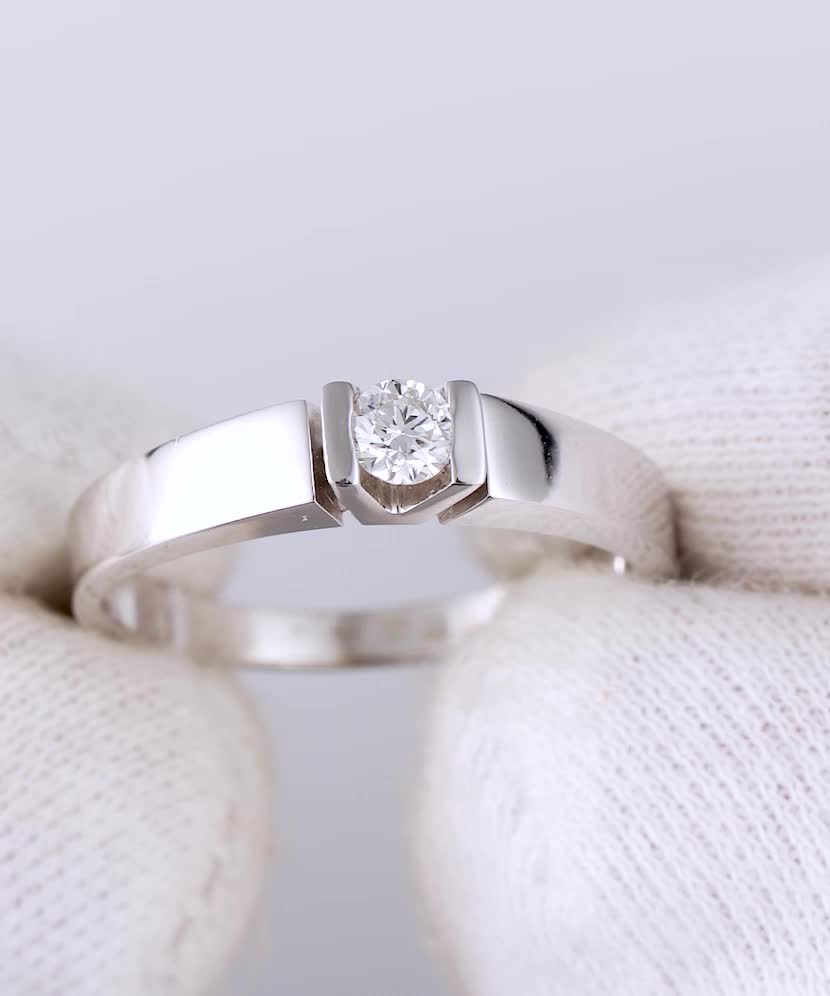 White gold ring with diamond