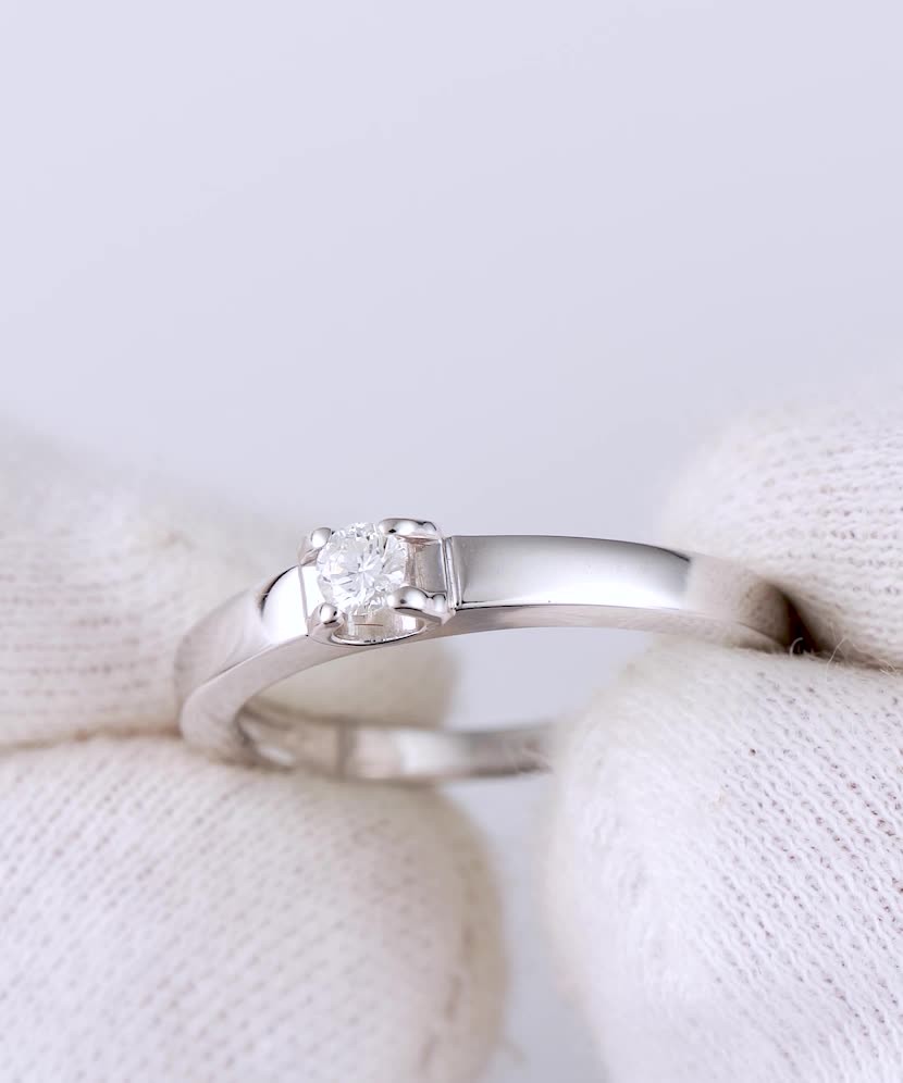 White gold ring with diamond
