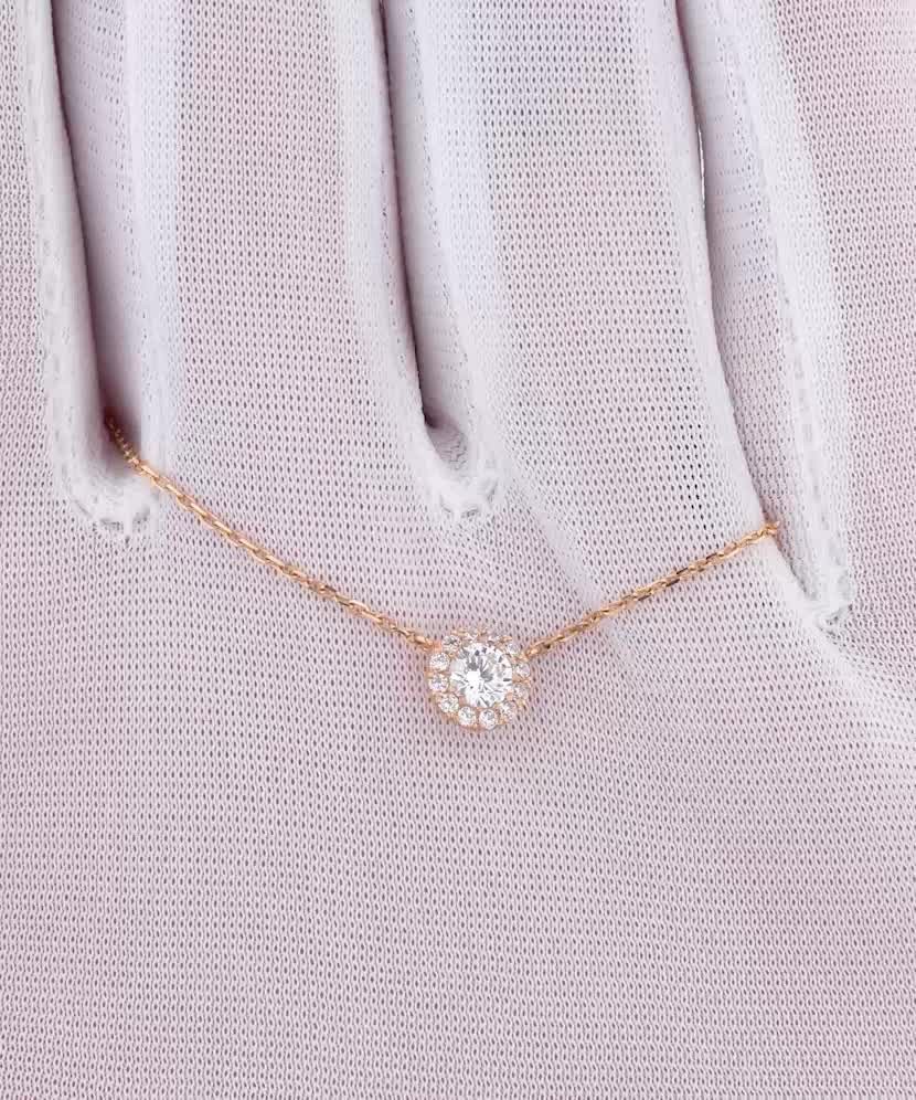 Gold chain with zirconium pendant