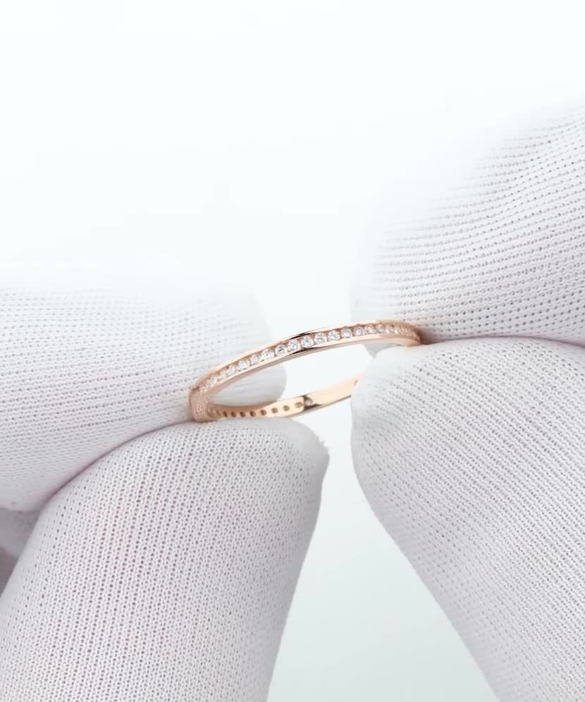 Gold ring with zircons