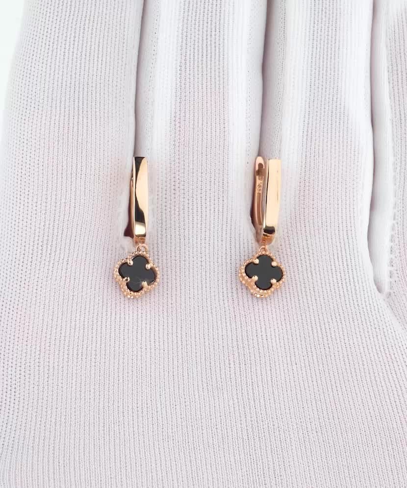 Gold earrings with onyx