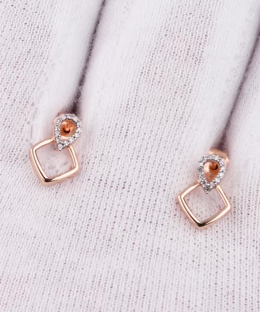 Gold earrings with diamonds