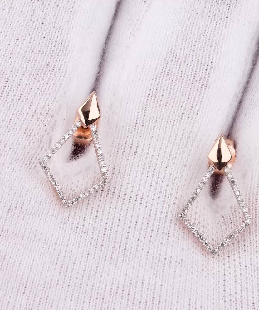 Gold earrings with diamonds