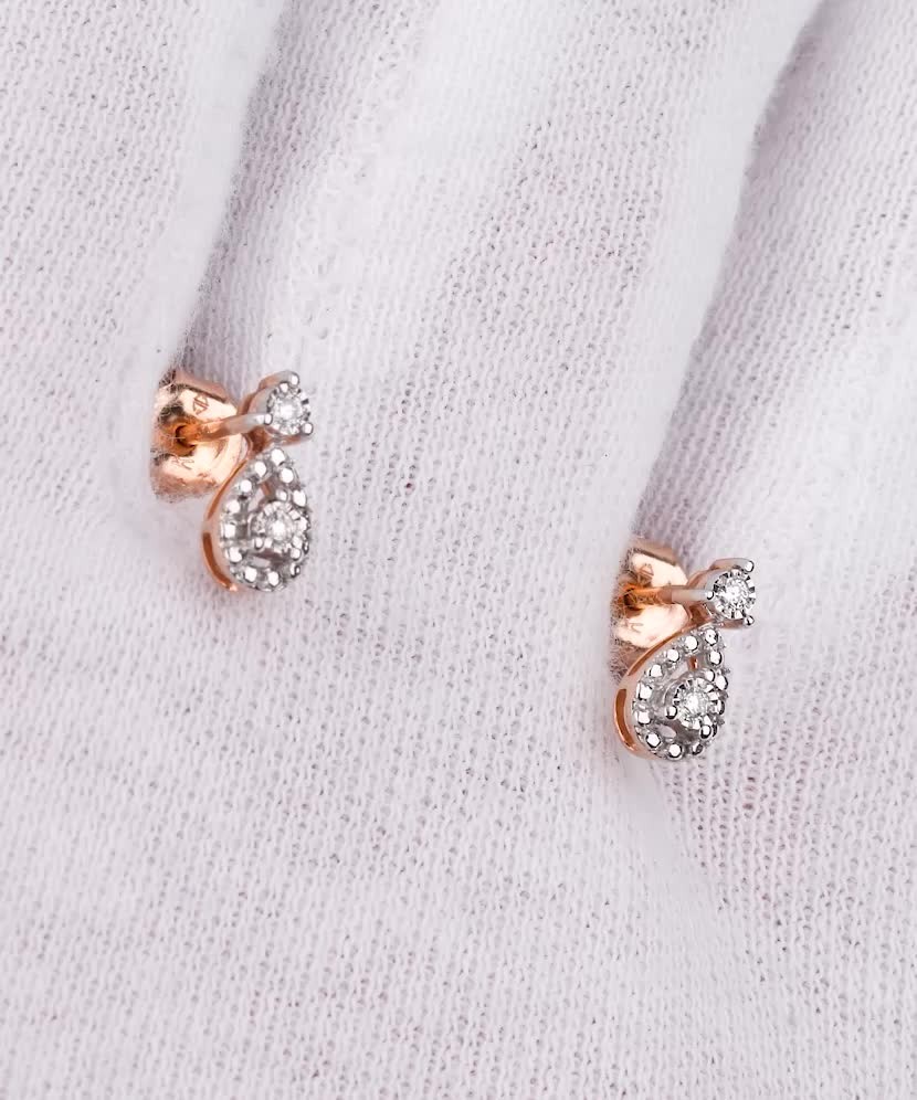 Gold earrings with diamonds