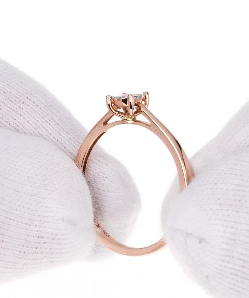 Gold ring with diamonds