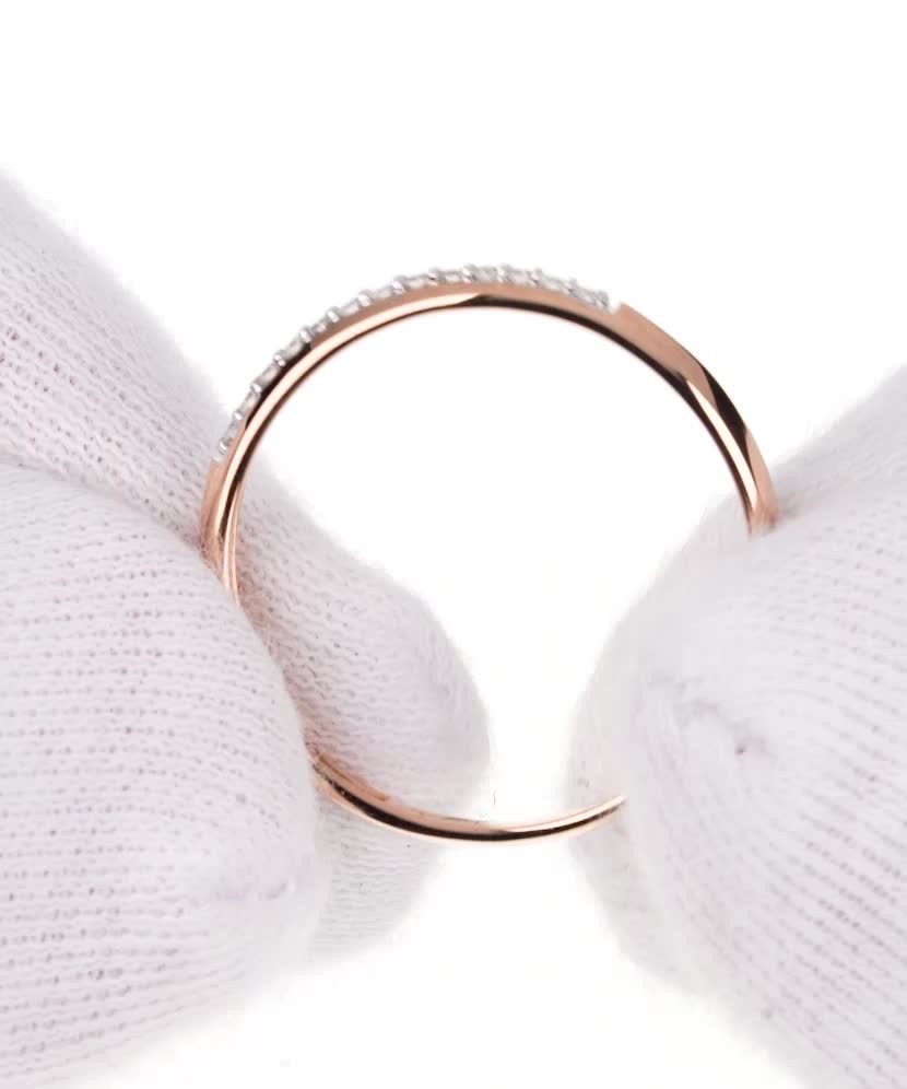 Gold ring with diamonds