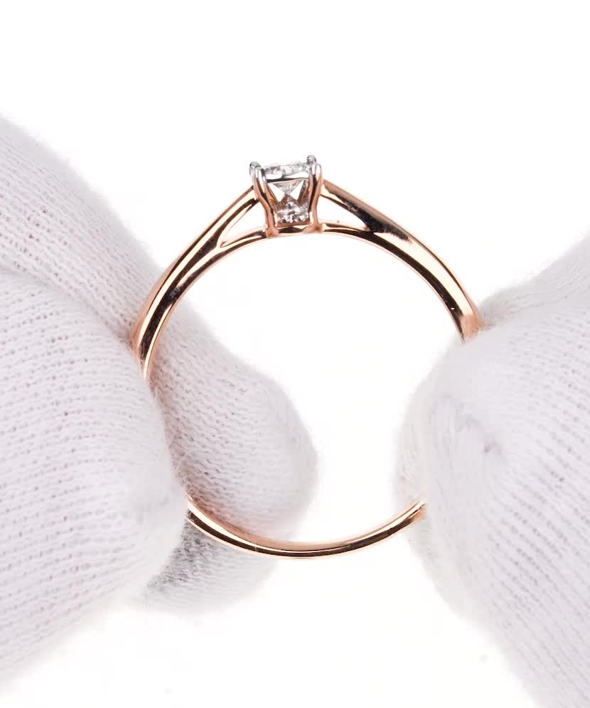 Gold ring with diamond