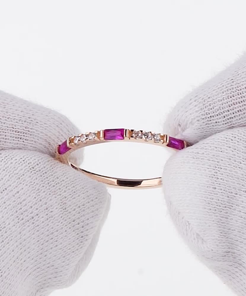 Gold ring with zircons