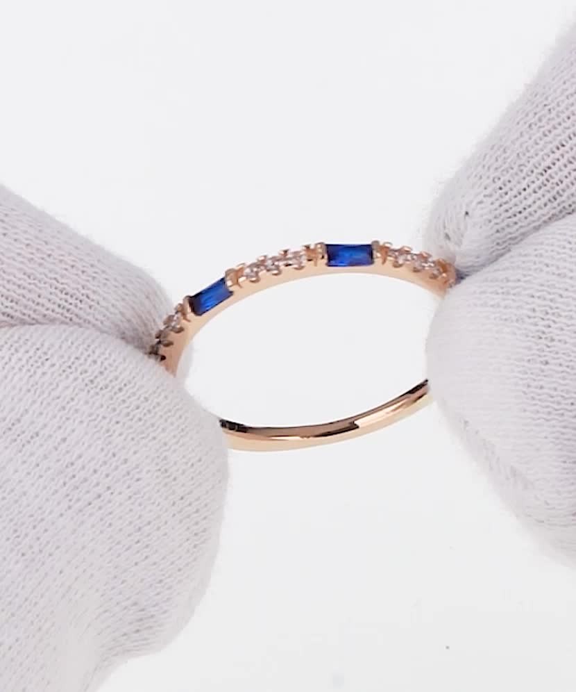 Gold ring with zircons