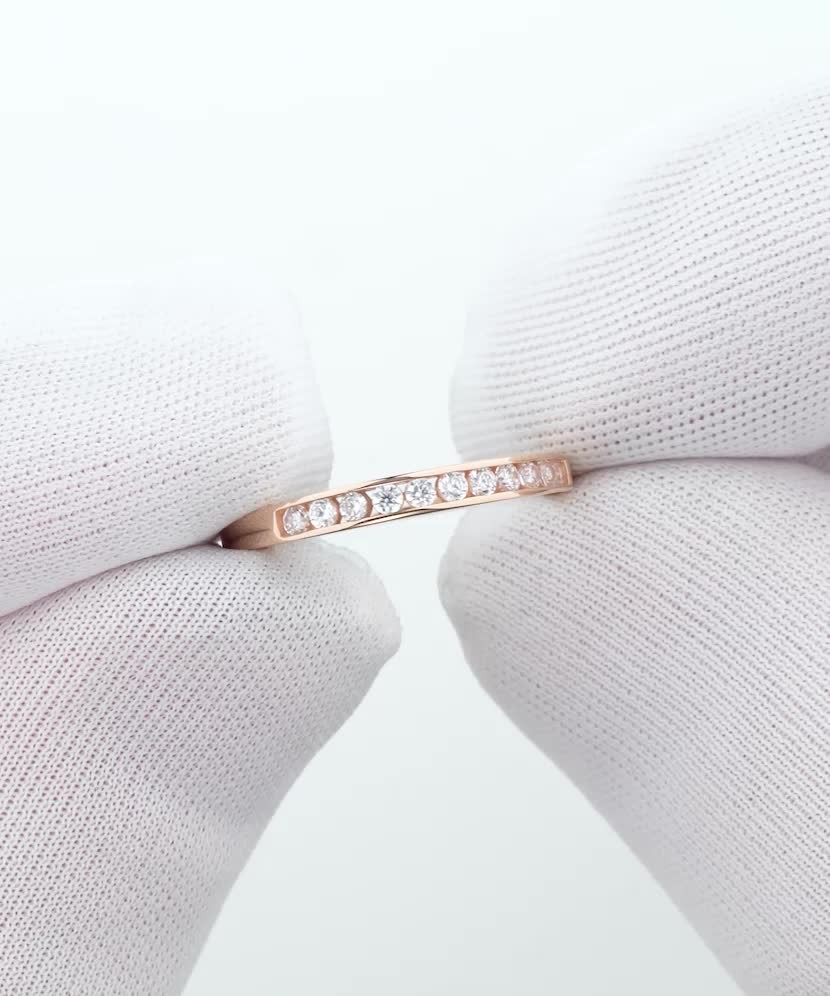 Gold ring with zircons