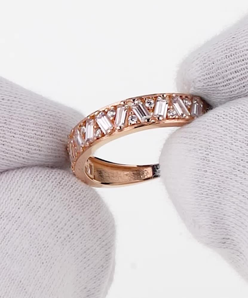 Gold ring with zircons