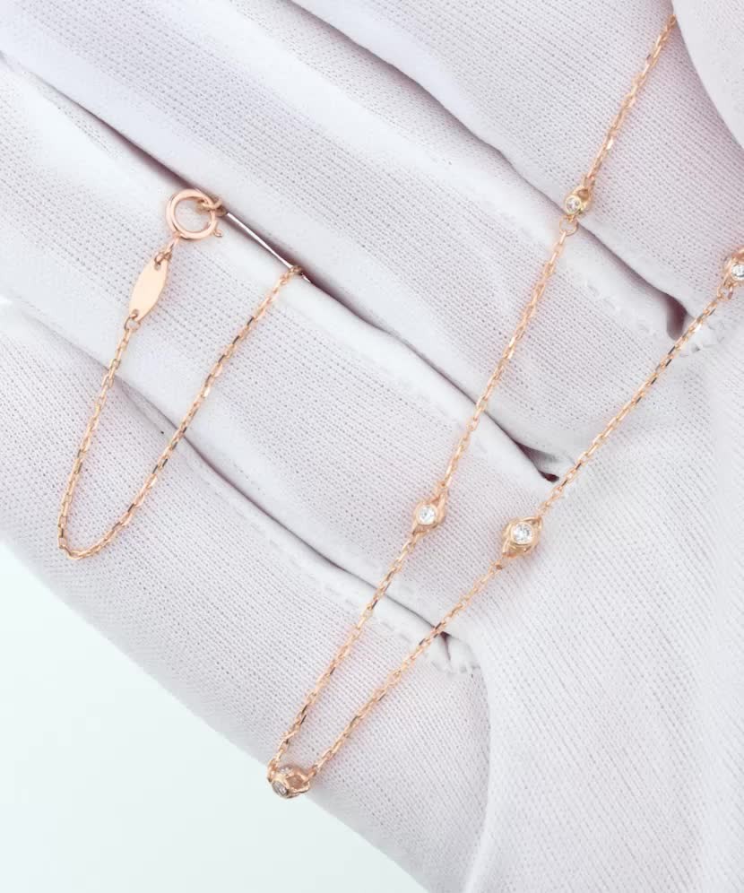 Gold chain with zirconium pendant