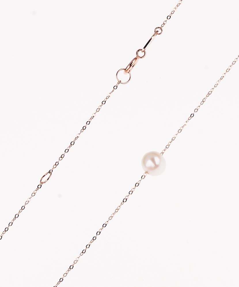 Gold chain with pearl pendant