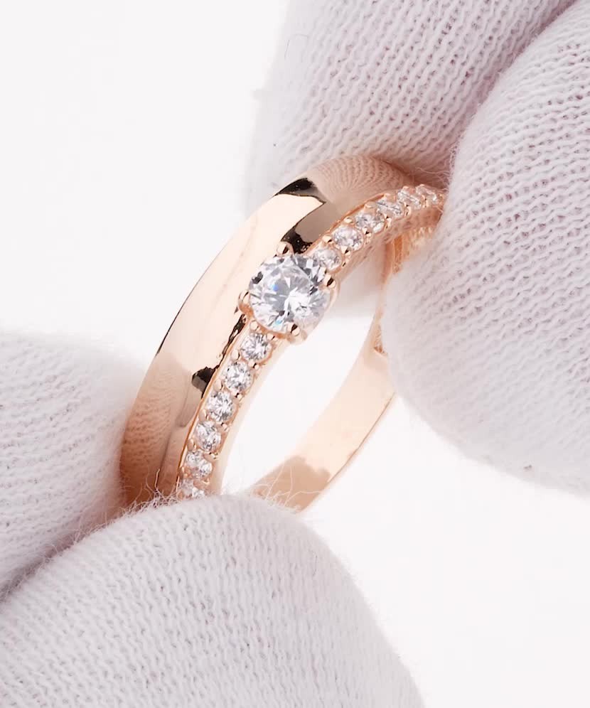 Gold ring with zircons