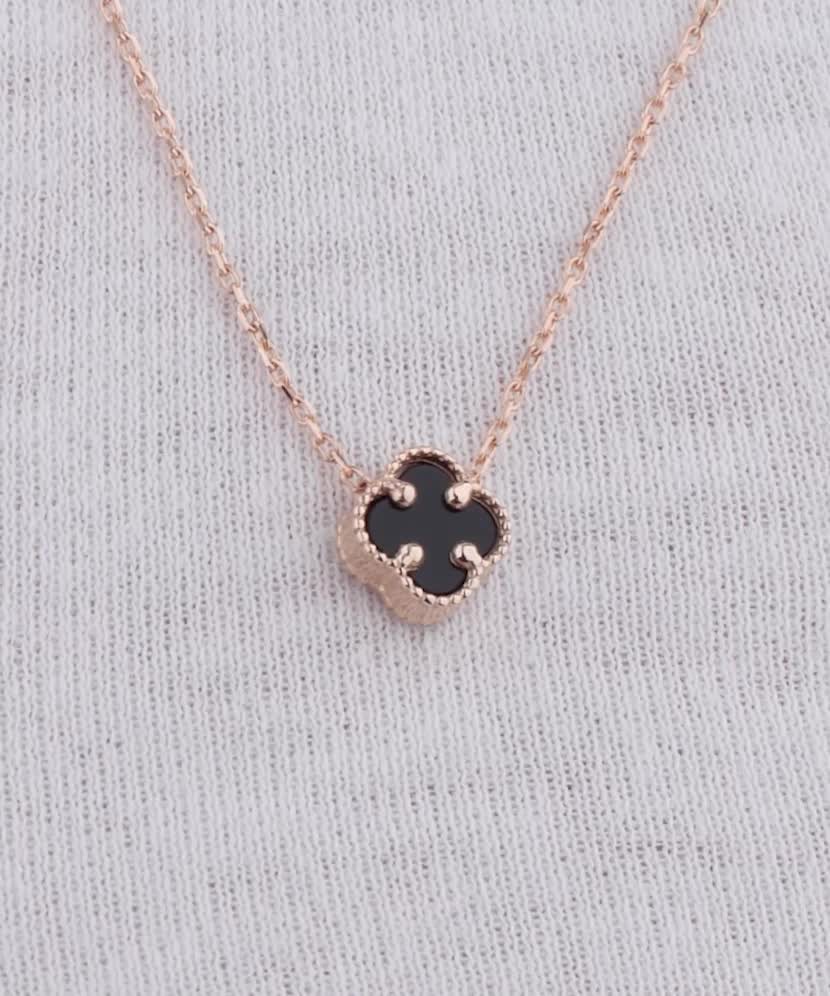 Gold chain with onyx pendant