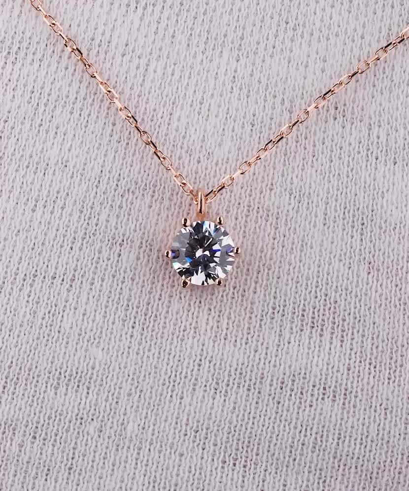 Gold chain with zirconium pendant