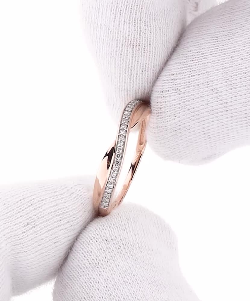 Gold ring with diamonds