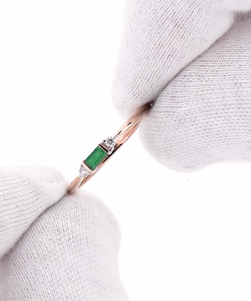 Gold ring with Emerald and diamonds