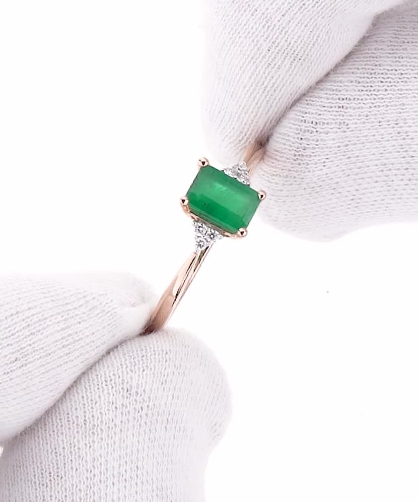 Gold ring with Emerald and diamonds