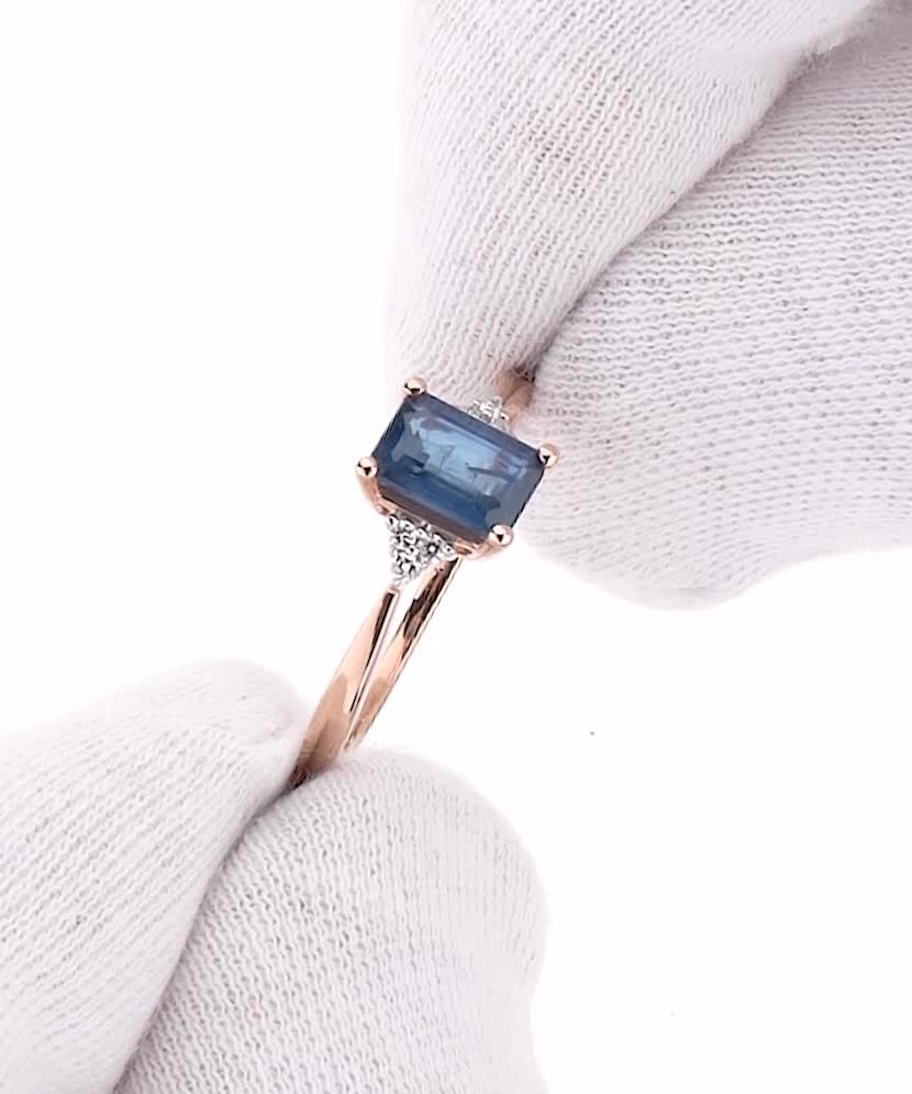 Gold ring with sapphire and diamonds