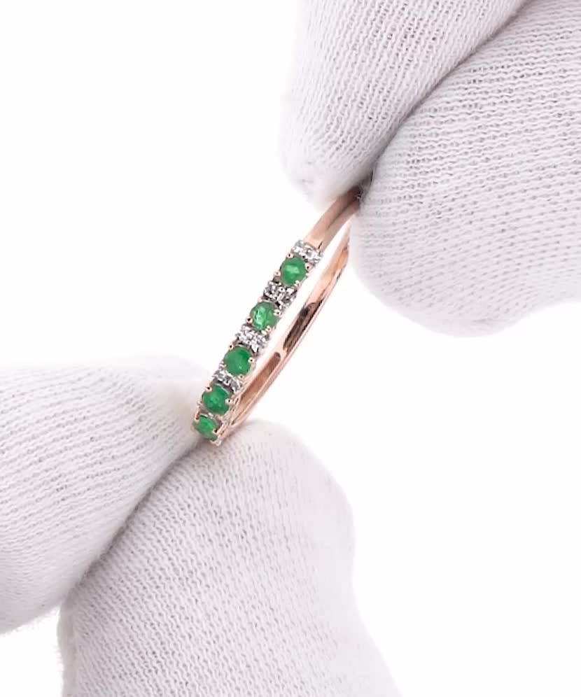 Gold ring with Emeralds and diamonds